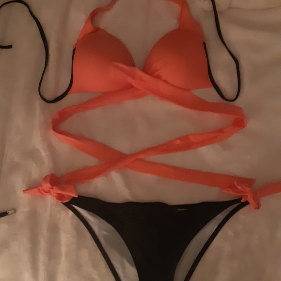 Beautiful bikini - Picture 2 of 2